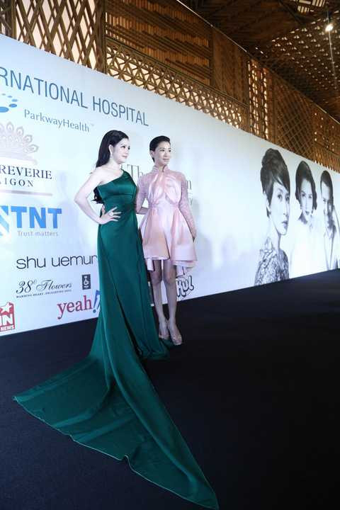 (VTC News) - Lý Nhã Kỳ khoe sắc cùng Xa Thi Mạn trong Lynk Fashion Show.