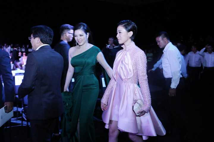 (VTC News) - Lý Nhã Kỳ khoe sắc cùng Xa Thi Mạn trong Lynk Fashion Show.