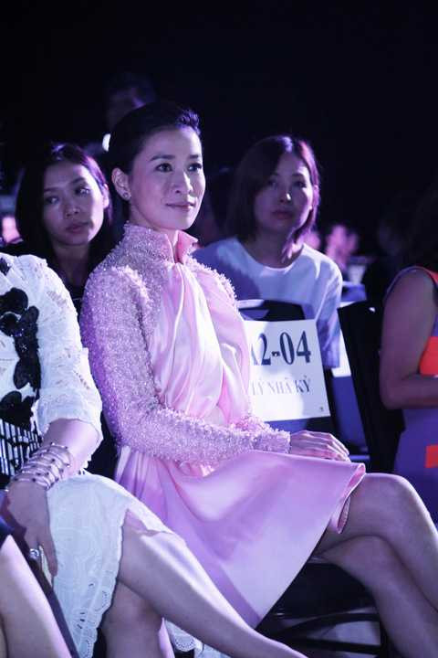 (VTC News) - Lý Nhã Kỳ khoe sắc cùng Xa Thi Mạn trong Lynk Fashion Show.