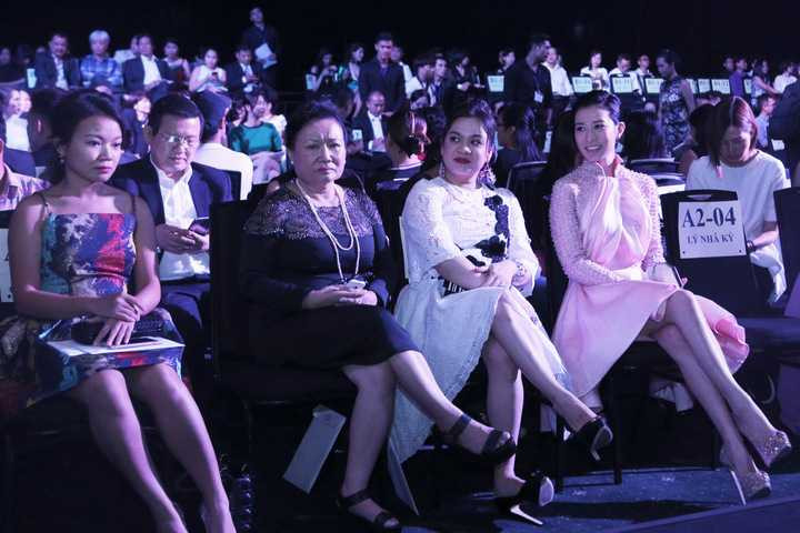 (VTC News) - Lý Nhã Kỳ khoe sắc cùng Xa Thi Mạn trong Lynk Fashion Show.