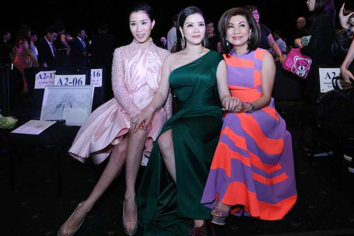 (VTC News) - Lý Nhã Kỳ khoe sắc cùng Xa Thi Mạn trong Lynk Fashion Show.