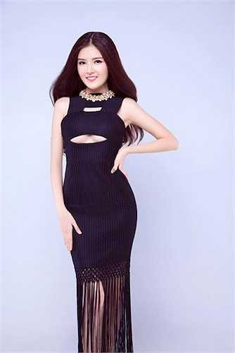 Hotgirl sinh năm 1992 khoe đường cong gợi cảm trong chiếc đầm đen khoét ngực táo bạo. 