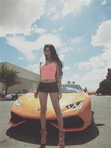 Huyền Baby khoe dáng chuẩn từng centimet trong bộ đồ khỏe khoắn, năng động. 