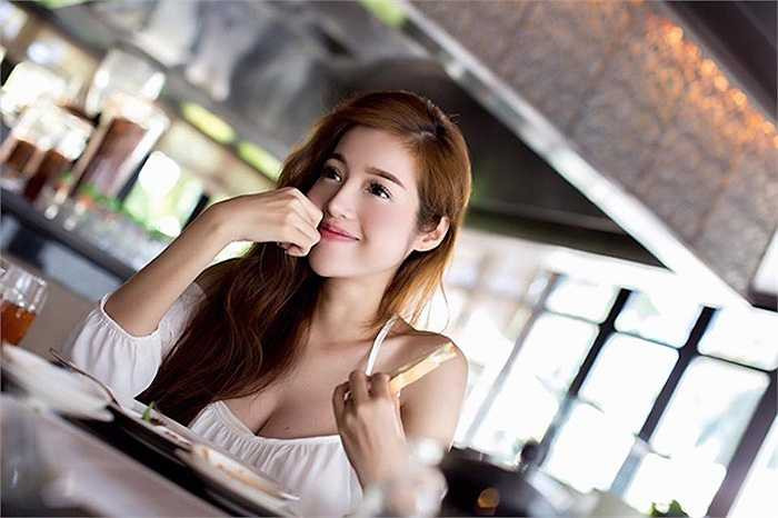 Gương mặt Elly Trần trông chẳng khác nào một nữ sinh cấp ba dù cô đã bước sang tuổi 28. 