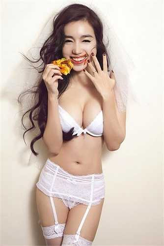 Elly Trần sở hữu thân hình gợi cảm với vòng một 'khủng'. 