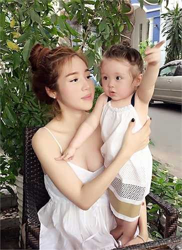 Dù đã là bà mẹ một con, song vẻ bốc lửa của người đẹp sinh năm 1987 vẫn khiến người hâm mộ không thể rời mắt. 