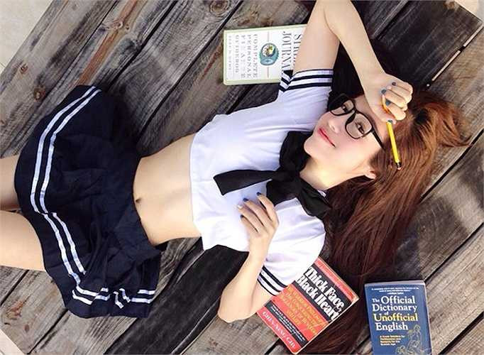 Khi diện đồ nữ sinh, trông nữ diễn viên Khát vọng thượng lưu giống như một thiếu nữ 18 tuổi. 