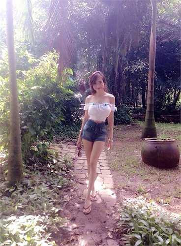 Vóc dáng nuột nà của Elly Trần vẫn như thuở con gái sau vài tháng sinh con khiến nhiều cô gái ao ước. 