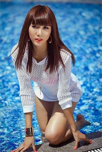 Vẻ đẹp của Ngọc Quyên là sự tổng hòa giữa nét thơ ngây và quyến rũ. 