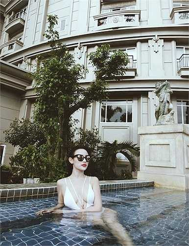 Sau khi kết hôn và sinh con, Huyền Baby theo đuổi hình ảnh sexy, nóng bỏng. 