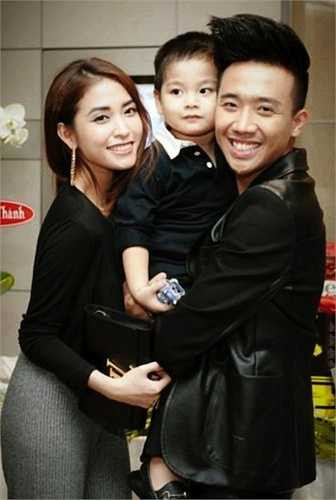 Họ thường xuyên chia sẻ những hình ảnh tình tứ mọi lúc, mọi nơi.