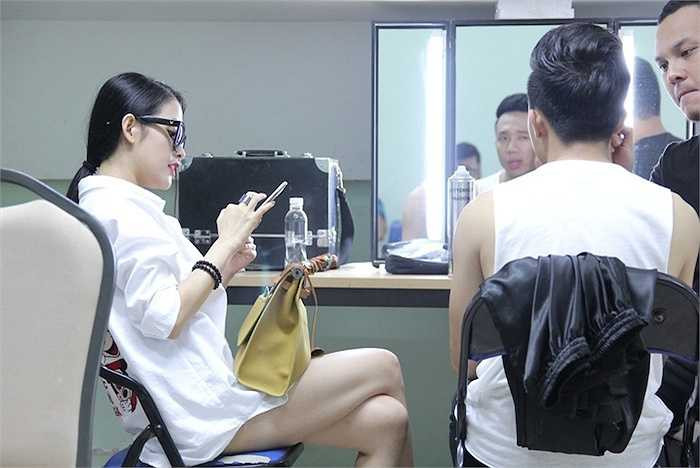Mai Hồ trong phòng trang điểm chờ Trấn Thành make up.
