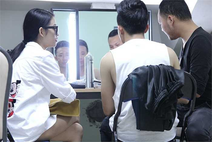 Họ vui vẻ, thoải mái trò chuyện bên nhau.