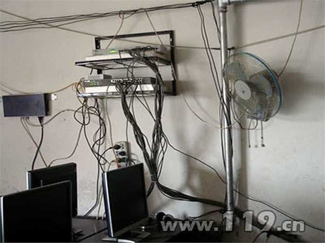 Đường điện chạy nổi. Hiện nay phần lớn khi xây dựng mọi đường kỹ thuật của tòa nhà đều được chạy âm tường. Nhưng vì lý do nào đó bạn có thế phải làm một đường điện nổi ngoài tường. Việc trong nhà xuất hiện những đường điện kéo loằng ngoằng vừa mất thẩm mĩ, vừa tiềm ẩn nguy hiểm và tạo ra từ trường không tốt cho gia chủ.