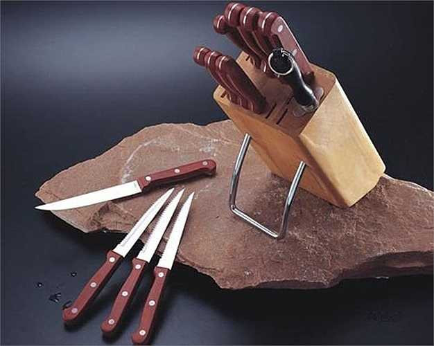 Dao, kéo là vật dụng thường dùng trong cuộc sống, nhưng cần chú ý không được bày ra ngoài. Thứ nhất sẽ không an toàn cho trẻ nhỏ. Thứ hai, vô tình còn tạo sát khí cho khí trường trong nhà, ảnh hưởng rất xấu đến vận khí của gia chủ. Vì thế những vật dụng sắc nhọn tương tự như dao kéo, búa, rìu, gươm, cưa… nên cất vào trong tủ hoặc ngăn kéo tủ.