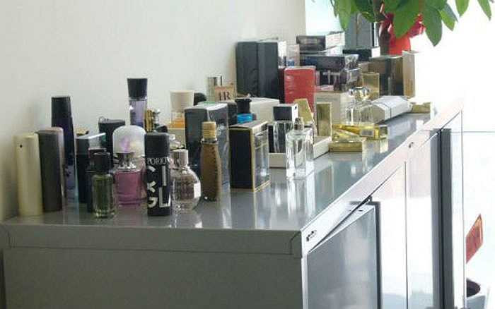 Rất nhiều chị em có thói quen bày la liệt các đồ trang điểm, đồ dưỡng da, thậm chí là trang sức trên mặt bàn trang điểm. Thực ra, cách làm này rất tiện ích mỗi khi bạn dùng đến, nhưng nó lại không tốt cho khí trường, thậm chí nó có thể phá vỡ sự chỉnh thể của môi trường phong thủy trong nhà bạn.