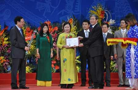 GS Lê Thị Thanh Nhà nhận giấy chứng nhận