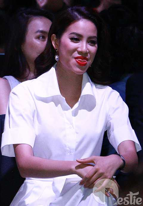 Một khoảnh khắc đáng yêu hiếm hoi của tân Hoa hậu hoàn vũ 2015. 