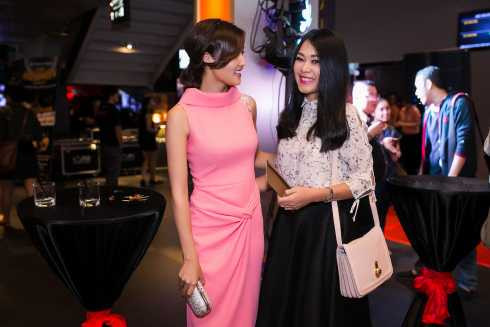 Vừa trở về TP.HCM từ quê hương Cao Bằng, Triệu Thị Hà vội vàng có mặt tại buổi họp báo ra mắt phim điện ảnh Mỹ Nhân mà cô đóng vai chính. Hoa hậu Dân tộc Việt Nam 2011 thu hút mọi ánh nhìn trong bộ đầm hồng duyên dáng, kín đáo của NTK Lê Thanh Hoà. Cô chụp ảnh cùng bạn diễn Quách Ngọc Ngoan, đạo diễn Đinh Thái Thuỵ và các thành viên đoàn làm phim. Diễn viên đàn chị Đinh Y Nhung cũng đến chúc mừng Triệu Thị Hà trong ngày ra mắt phim mới.