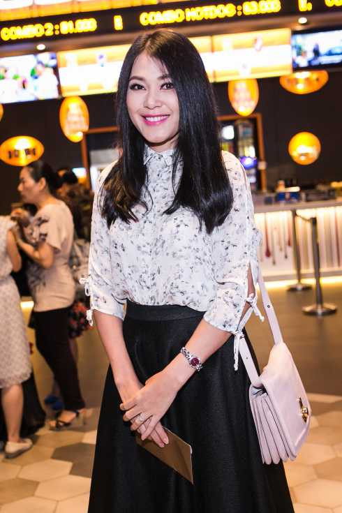 Vừa trở về TP.HCM từ quê hương Cao Bằng, Triệu Thị Hà vội vàng có mặt tại buổi họp báo ra mắt phim điện ảnh Mỹ Nhân mà cô đóng vai chính. Hoa hậu Dân tộc Việt Nam 2011 thu hút mọi ánh nhìn trong bộ đầm hồng duyên dáng, kín đáo của NTK Lê Thanh Hoà. Cô chụp ảnh cùng bạn diễn Quách Ngọc Ngoan, đạo diễn Đinh Thái Thuỵ và các thành viên đoàn làm phim. Diễn viên đàn chị Đinh Y Nhung cũng đến chúc mừng Triệu Thị Hà trong ngày ra mắt phim mới.