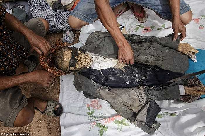 Phong tục này bắt đầu từ câu chuyện người đàn ông đi trong rừng và bắt gặp một xác chết bên đường