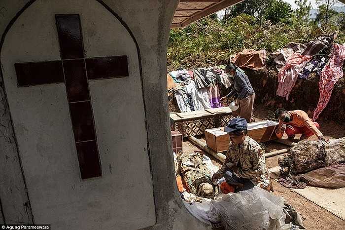 Sau khi được đưa ra khỏi hang đá, mặc quần áo mới xác chết được chôn lại và đó mới là đám tang chính thức