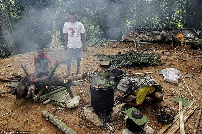 Trong đám tang này, người thân mổ lợn và bò để cúng thần linh và xem như là cung cấp cho người quá cố ở thế giới bên kia