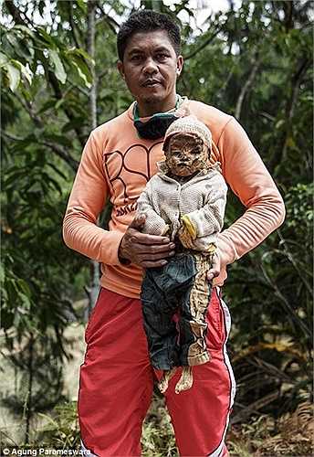 Thi thể trẻ em cũng được đưa về mặc quần áo mới