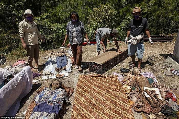 Những xác chết đã khô được đem ra khỏi áo quan