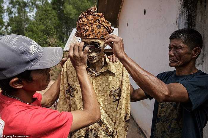 Sắm sửa quần áo, phụ kiện mới cho xác chết