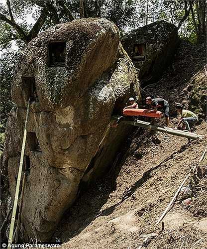 Xác chết được đưa vào những lỗ đá nhỏ trên núi cao