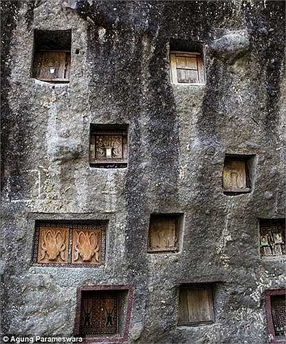 Những người đã chết được đặt trong các hốc đá vuông vức trước khi được đem ra mặc quần áo mới