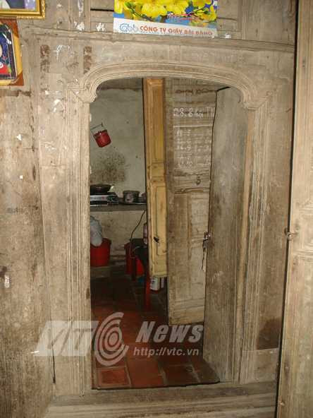 Cửa phòng bên trong ngôi nhà của Tổng Cóc