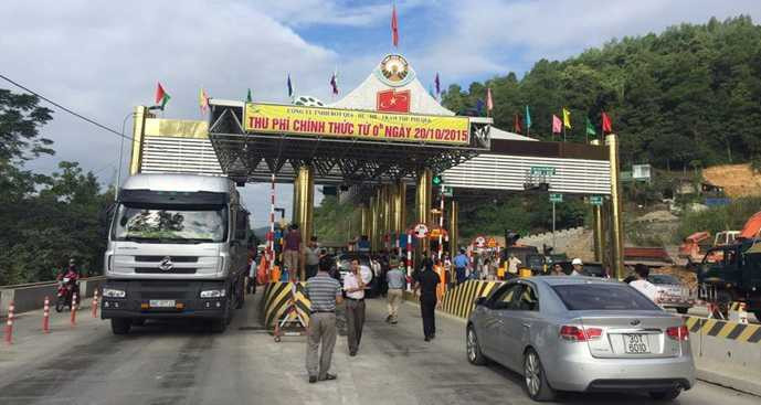 Người dân chặn xe ở trạm thu phí (Ảnh: Thanh Niên)