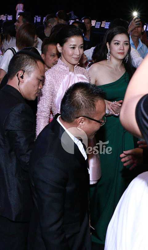 Trước sự hâm mộ cuồng nhiệt của các fans, Lý Nhã Kỳ đã đích thân hộ tống và giúp Xa Thi Mạn thoát khỏi vòng vây của khán giả. Cô vẫn nắm chặt tay hoa hậu TVB không rời. 