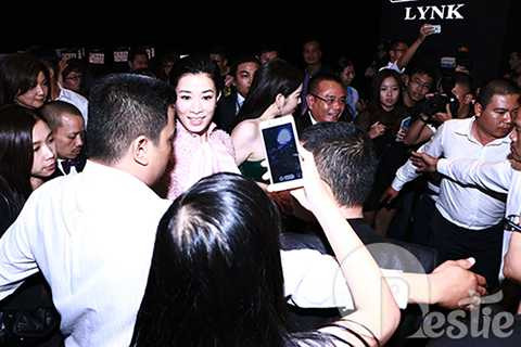 Khá bất ngờ trước tình cảm mà khán giả Việt Nam dành cho mình, Xa Thi Mạn không hề tỏ ra khó chịu. Cô vẫn luôn nở nụ cười và hướng nhìn về các fans. (Ảnh: Jackie Trịnh)