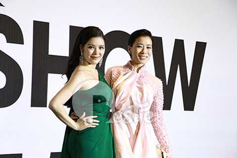 Trước đó, Xa Thi Mạn biết đến Lý Nhã Kỳ qua người bạn, cũng là người chị thân thiết của Lý Nhã Kỳ là Lạc Di Linh. “Bà trùm” làng giải trí Hong Kong đã kể cho Xa Thi Mạn nghe rất nhiều về Lý Nhã Kỳ, về một người phụ nữ còn rất trẻ nhưng đã sớm đạt được những thành tựu nổi bật trong sự nghiệp cũng như cuộc sống.