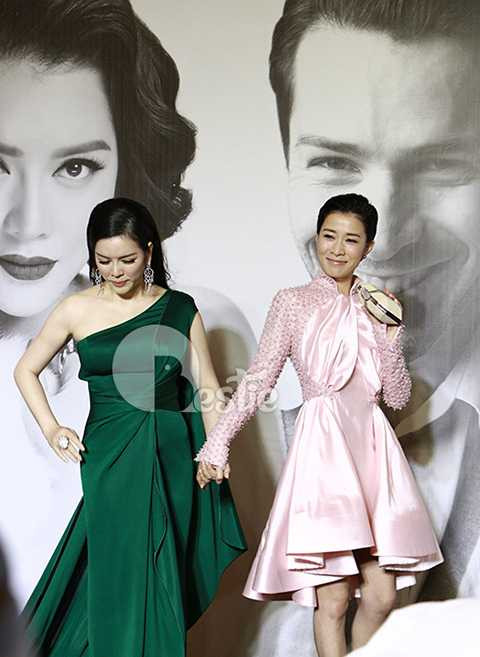 Là một ngôi sao lớn của Hong Kong, thế nhưng khi xuất hiện trước khán giả Việt Nam, Xa Thi Mạn rất vui vẻ và hòa đồng. Cô tỏ ra gần gũi khi luôn nở nụ cười thật tươi hướng về người hâm mộ. Và hình ảnh hai nữ diễn viên thân thiết nắm tay nhau bước trên thảm đỏ cũng phần nào cho thấy được sự thân thiện của hoa hậu TVB. 