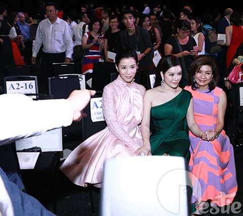 Sự xuất hiện của bà trùm làng giải trí Hong Kong - Lạc Di Linh (bìa phải) cũng thu hút sự quan tâm của nhiều người. Hầu hết người hâm mộ đều muốn diện kiến chân dung người phụ nữ quyền lực nhất làng giải trí Hong Kong hiện nay. Cũng trong sự kiện lần này, bà Lạc Di Linh chia sẻ rằng tình bạn giữa bà và Lý Nhã Kỳ đã tồn tại được 6 năm nay. 