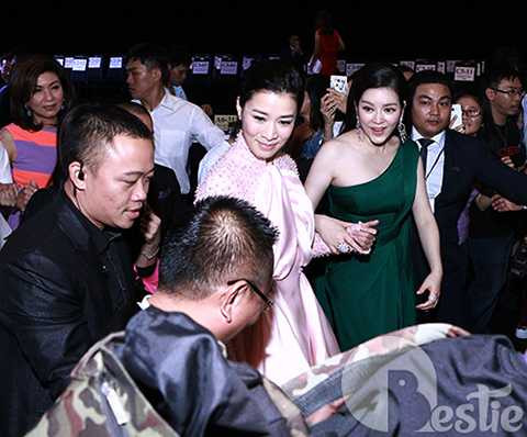 Và dù trong bất kì hoàn cảnh nào, Lý Nhã Kỳ và Xa Thi Mạn vẫn nắm chặt tay nhau cùng bước đi. 