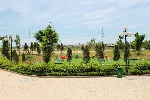 Khu đô thị có rất nhiều không gian xanh và khu vui chơi cho cả người già và trẻ em Khu đô thị có rất nhiều không gian xanh và khu vui chơi cho cả người già và trẻ em