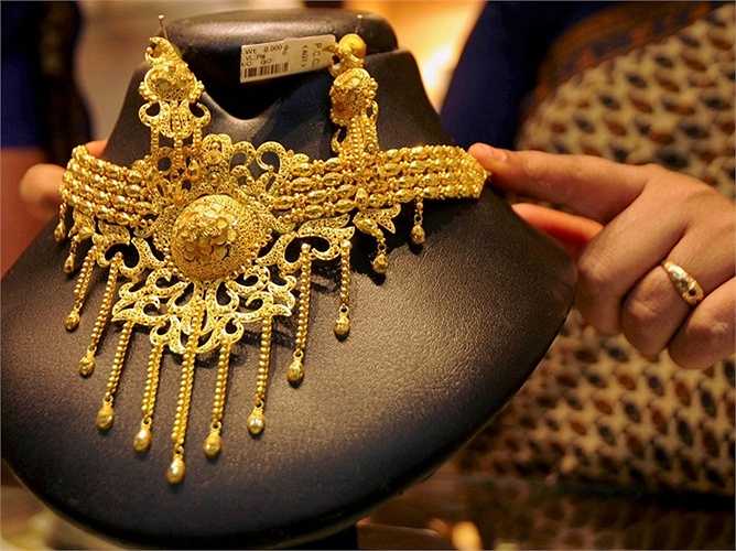 Ấn Độ. Trữ lượng vàng: 557,7 tấn vàng. Cùng với Trung Quốc, Ấn Độ là một trong những quốc gia tiêu thụ vàng nhiều nhất thế giới. Thủ tướng Ấn Độ, ông Narendra Modi cũng tuyên bố ngành công nghiệp khai thác vàng là quan trọng hàng đầu với họ 