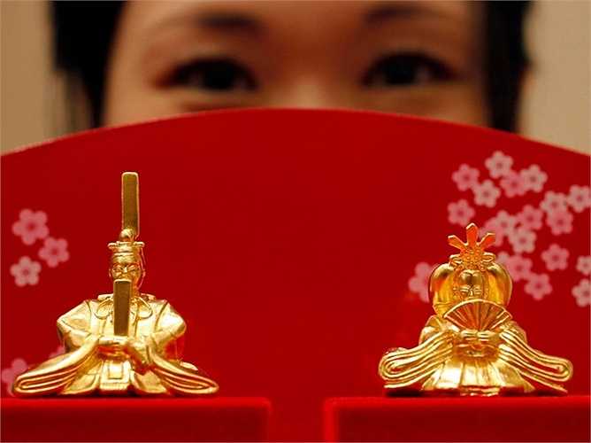 Nhật Bản. Trữ lượng vàng: 765,1 tấn. Trữ lượng vàng của Nhật Bản từng chỉ là 6 tấn trong những năm 1950 nhưng sau đó họ đã tăng rất nhiều trữ lượng trong thời gian qua với việc mua lại rất nhiều. Năm 2011, Ngân hàng Trung ương Nhật Bản đã bán vàng để lấy 20 nghìn tỷ Yên để làm yên ổn tình hình thiệt hại sau trận sóng thần kỷ lục 