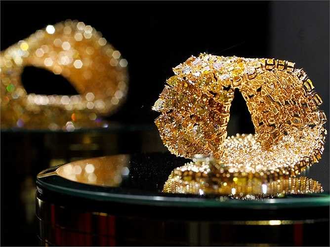 Italy. Trữ lượng vàng: 2451 tấn. Năm 2013, Ngân hàng Trung ương Italy khẳng định chính sách mua vào với vàng và coi vàng là chìa khóa để dành sự độc lập về kinh tế