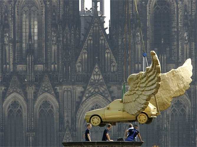 Đức. Trữ lượng vàng: 3381 tấn. Đức cũng là một quốc gia mua vào rất nhiều vàng trong 2 năm trở lại đây. Họ lấy lại vàng từ các quốc gia khác như Mỹ hay Pháp để dự trữ trong nước