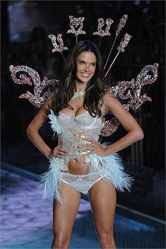 Alessandra Ambrosio sinh năm 1981 tại Brazil. Cô là một trong 15 thiên thần nội y góp mặt trong show Victoria's Secret năm nay. 