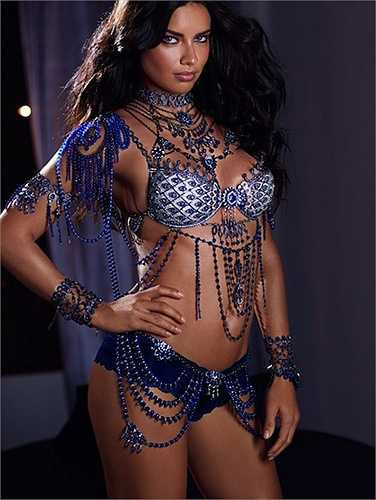 Adriana Lima mặc chiếc Fantasy Bra trong show diễn của Victoria's Secret năm 2014. 