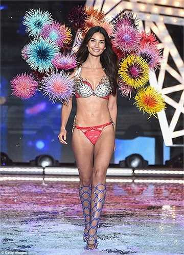 Nhắc đến những bà mẹ hot nhất của Victoria's Secret hiện tại, không thể không kể tới Lily Aldridge. 