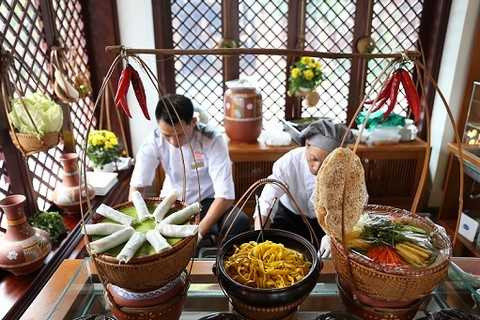 Cách bài trí của các gian hàng lẫn các món ăn thể hiện nét văn hóa của mỗi địa phương. Cách bài trí của các gian hàng lẫn các món ăn thể hiện nét văn hóa của mỗi địa phương.