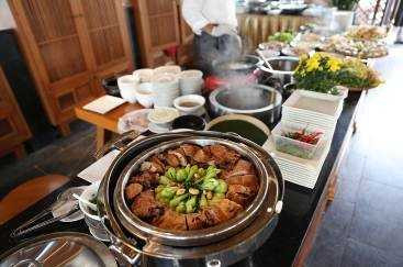 Các món ăn được bày biện đẹp mắt để chờ đợi được phục vụ thực khách